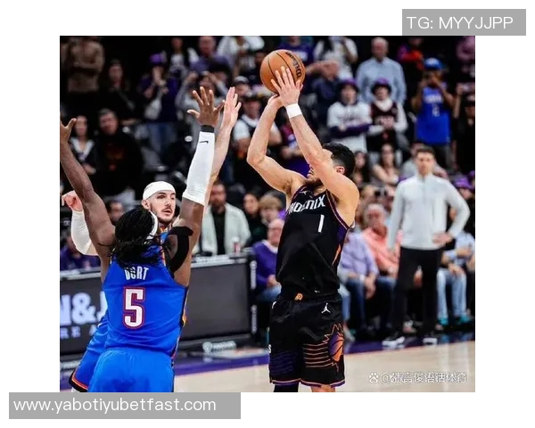 布克第三节发力砍下12分助队逆转全场贡献18分5助攻5抢断表现抢眼